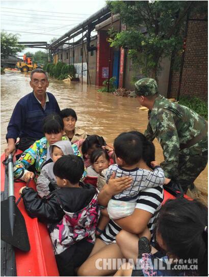 河北邢臺(tái)官兵暴雨中奮戰(zhàn)10余小時(shí) 轉(zhuǎn)移受災(zāi)群眾2000余人