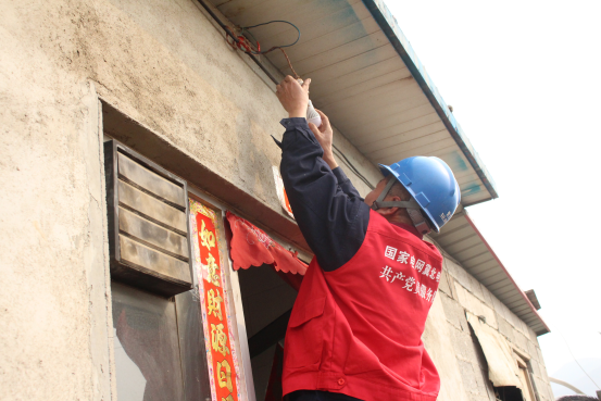 秦皇島團市委駐青龍縣精準(zhǔn)脫貧工作組開展“精準(zhǔn)脫貧 志愿先行”活動