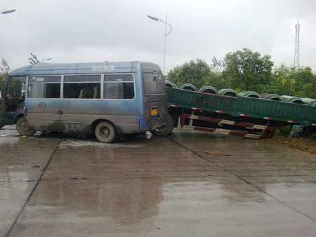 國(guó)道發(fā)生車(chē)禍 潢川消防15分鐘救出4名被困人員