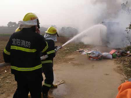 河南鄭盧公路發(fā)生貨車自燃 宜陽(yáng)消防趕赴現(xiàn)場(chǎng)撲救