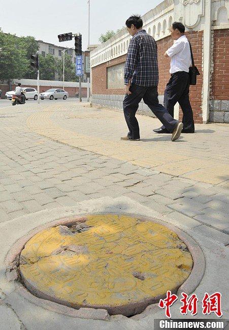 鄭州現(xiàn)“竹篾井蓋” 市民擔心命懸黑洞
