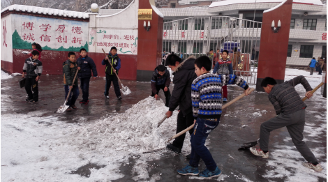 熱火朝天掃積雪，齊心協(xié)力搞安全——臺頭小學(xué)清掃積雪