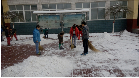 熱火朝天掃積雪，齊心協(xié)力搞安全——臺頭小學(xué)清掃積雪