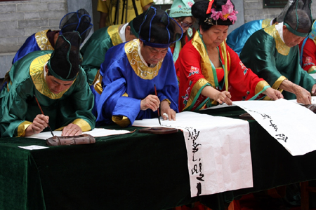 洛陽龍門香山詩會再現(xiàn)武則天“香山賦詩奪錦袍”