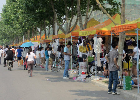在校學子爭當“企業(yè)家” 淘出人生第一桶金