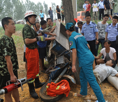 洛陽：農(nóng)用三輪車剎車失靈扎溝底造成一死一傷