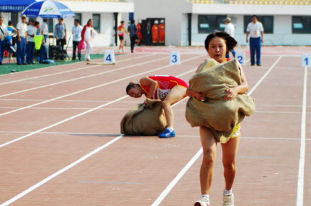 七屆農(nóng)運(yùn)會(huì)田徑比賽 趣味性體現(xiàn)農(nóng)民特色（組圖）