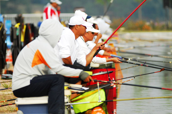 第七屆全國(guó)農(nóng)運(yùn)會(huì)釣魚比賽激烈進(jìn)行