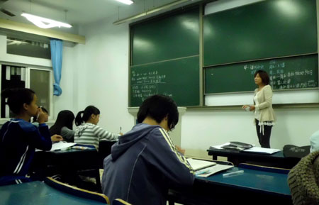鄭州大學(xué)學(xué)生開展中國日報(bào)“讀報(bào)班”活動(dòng) 引廣泛贊譽(yù)