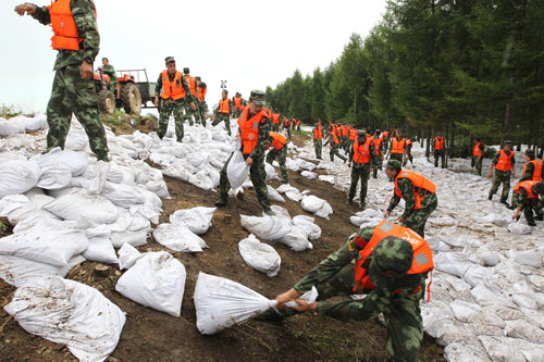黑河市郊300公頃農(nóng)作物絕產(chǎn) 武警哈爾濱支隊500官兵夜行570公里支援