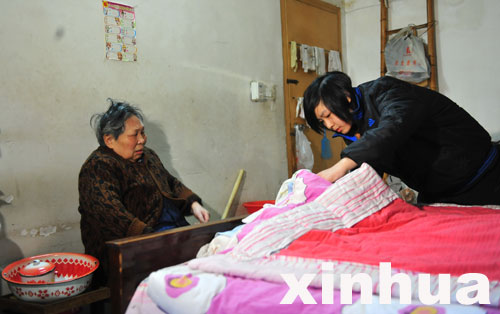 “保姆奶奶”情傳四方 網(wǎng)絡(luò)內(nèi)外愛(ài)心潮涌