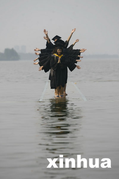 武大學生拍“水上飄”畢業(yè)照