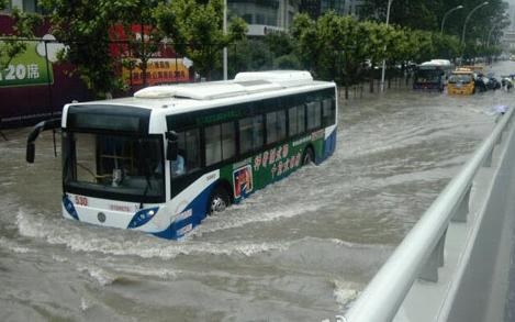 武漢遭暴雨襲擊 “海景”隨處可見市民再“看海”