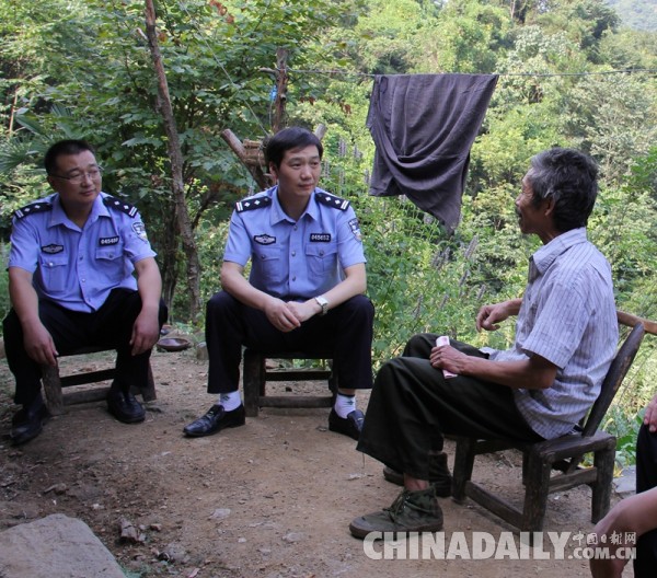 湖北十堰民警孔令林：用行動擦亮頭頂?shù)木? style=