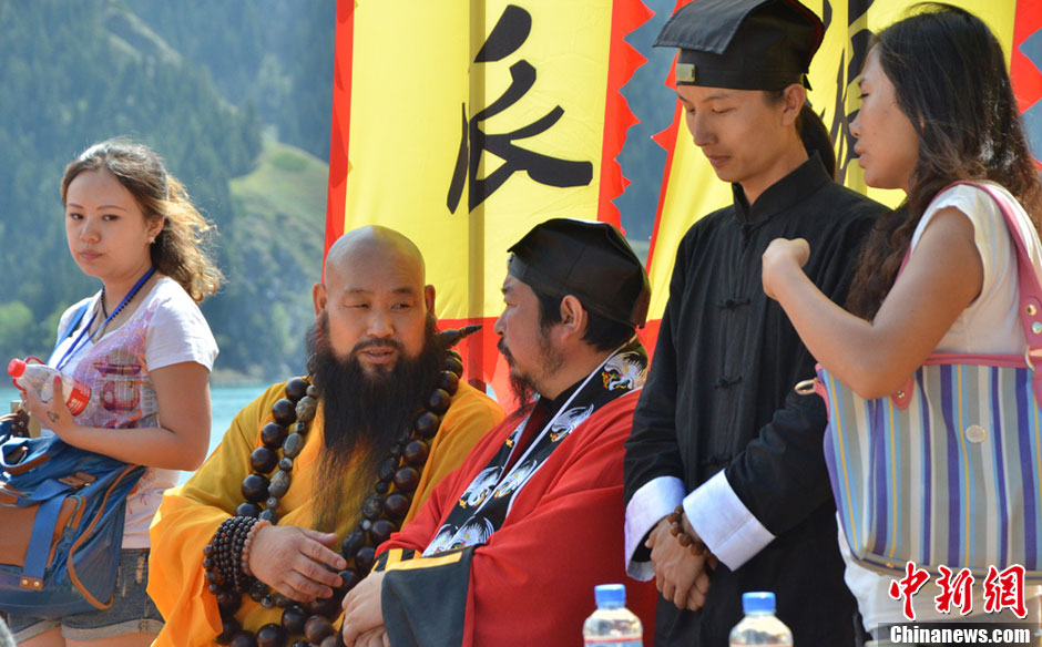 天山武林大會(huì)表演不“對(duì)打” 觀眾失望:似老人晨練