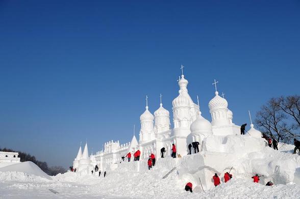 吉林長(zhǎng)春：壯觀雪雕扮靚冬日美景