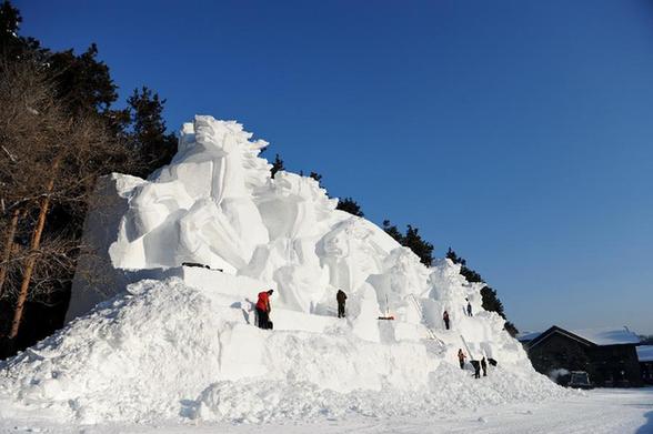 吉林長(zhǎng)春：壯觀雪雕扮靚冬日美景