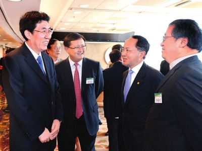 巴音朝魯會見吉港青年交流促進會負(fù)責(zé)人、工商界人士