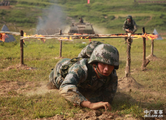 濟南軍區(qū)某旅實戰(zhàn)訓(xùn)練 官兵酷暑穿越火障