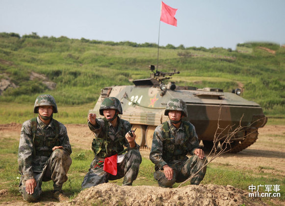 濟(jì)南軍區(qū)某旅實(shí)戰(zhàn)訓(xùn)練 官兵酷暑穿越火障