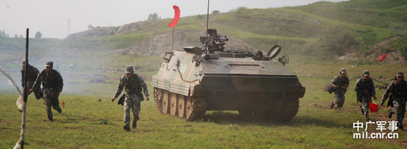 濟(jì)南軍區(qū)某旅實(shí)戰(zhàn)訓(xùn)練 官兵酷暑穿越火障