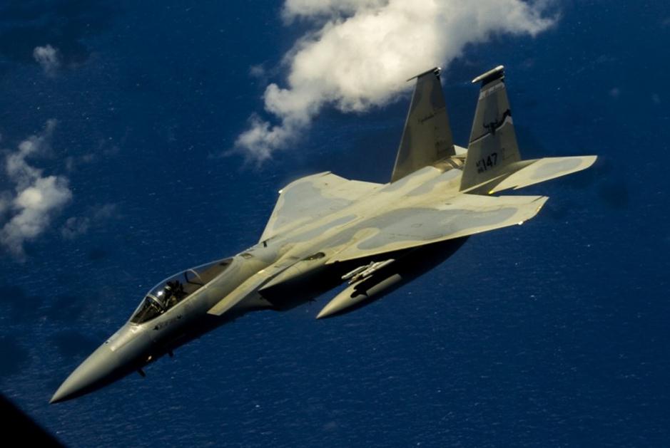 美空軍F-15F-16戰(zhàn)機群飛赴夏威夷參加環(huán)太軍演