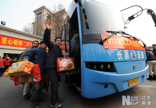 一批農(nóng)民工坐上開往江蘇高郵方向的免費(fèi)專車
