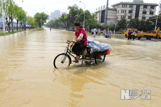 自來(lái)水管爆裂 無(wú)錫運(yùn)河西路汪洋一片