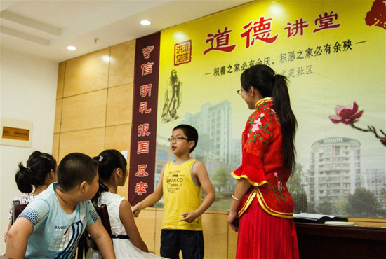 大學(xué)生開(kāi)辦“道德講堂”宣傳國(guó)學(xué)