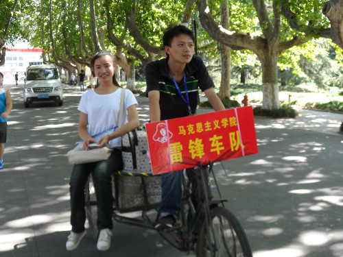 揚州大學(xué)“雷鋒車隊”迎新小伙伴 拒絕家長“鞍前馬后”