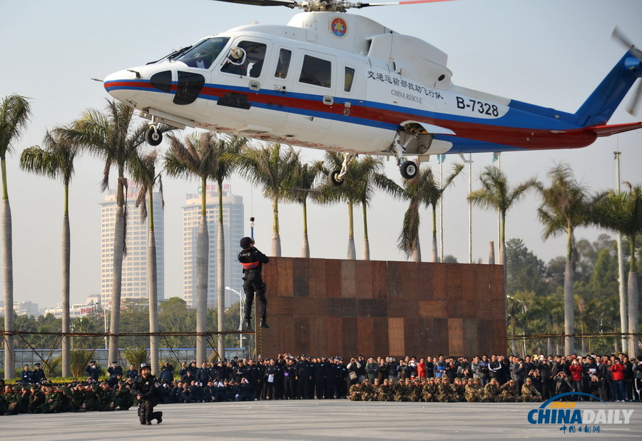 廈門(mén)馬拉松賽安保升級(jí) 特警空巡首次亮相參與演練