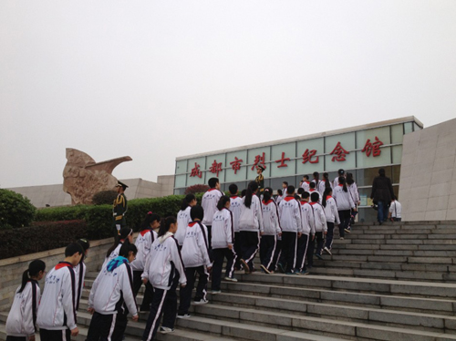 成都市隆重舉行清明悼念烈士活動(dòng)