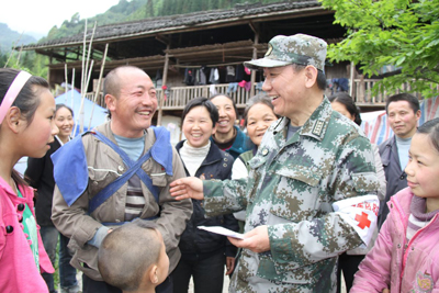天降軍醫(yī)助太平 ——記成都軍區(qū)總醫(yī)院政委、抗震救災(zāi)醫(yī)療隊(duì)隊(duì)長(zhǎng)姚榕