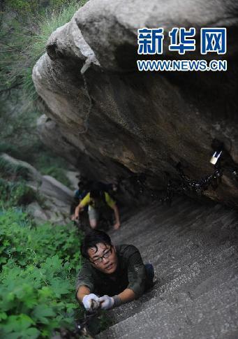 山東無(wú)腿男子登頂華山
