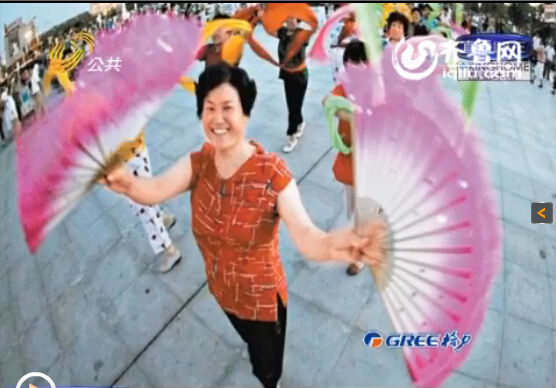 德州廣場(chǎng)舞大媽PK敲大鼓大爺 上演地盤(pán)“爭(zhēng)奪戰(zhàn)”