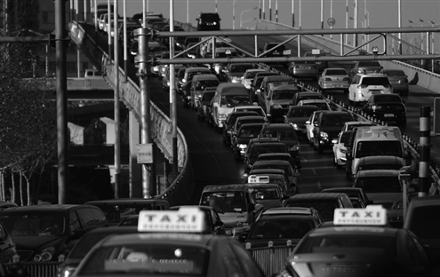 春節(jié)臨近濟南道路擁堵加劇 搶道加塞將被嚴罰