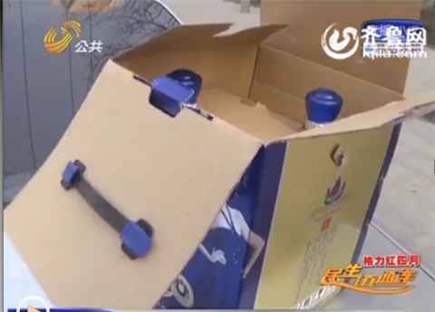 濰坊小伙請朋友喝酒發(fā)現(xiàn)瓶中有黑點(diǎn) 原是10來只蒼蠅