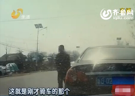 監(jiān)控實拍：濰坊大膽飛車賊中午在街邊砸車窗盜竊