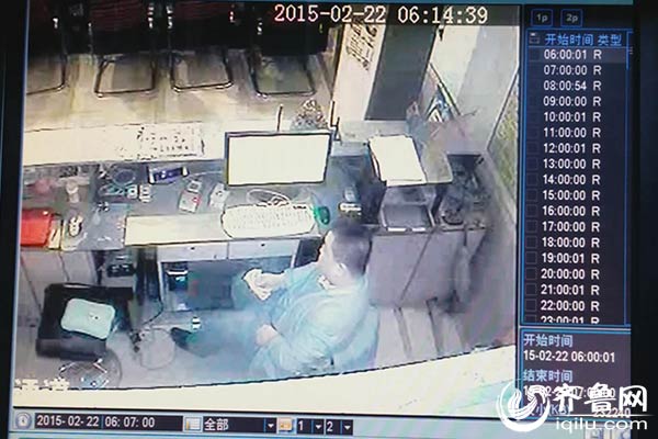 實拍濟南一網(wǎng)吧內(nèi)賊盜竊過程：將錢塞入內(nèi)褲后潛逃
