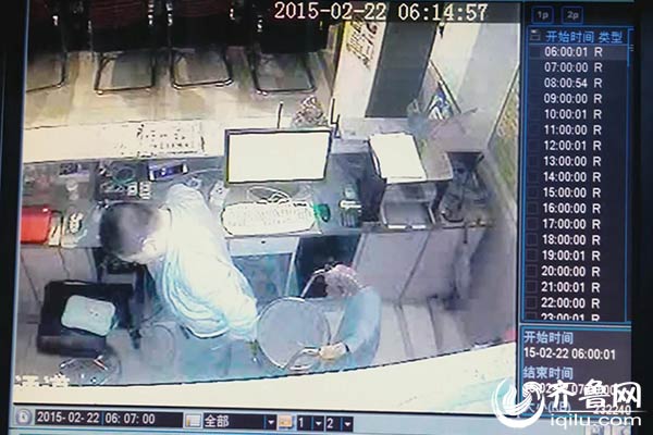 實拍濟南一網(wǎng)吧內(nèi)賊盜竊過程：將錢塞入內(nèi)褲后潛逃