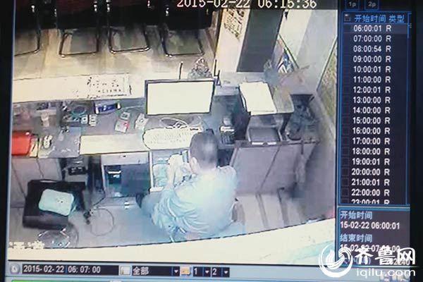 實拍濟南一網(wǎng)吧內(nèi)賊盜竊過程：將錢塞入內(nèi)褲后潛逃