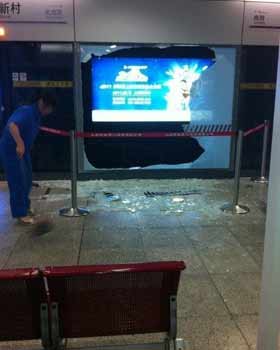 滬地鐵站6天2起玻璃爆裂 將全線進行檢查