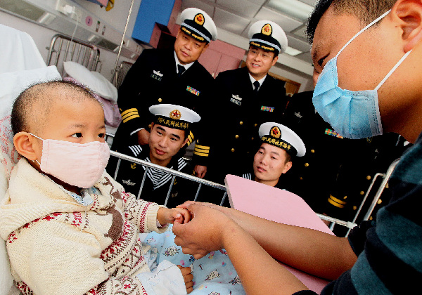海軍官兵捐資、獻血搶救幼小生命