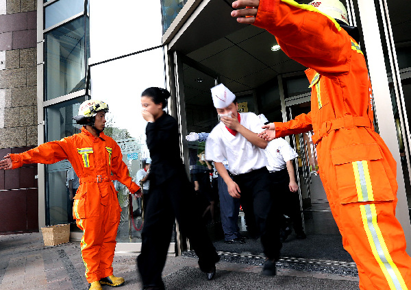 上海組織千人疏散消防演習(xí)