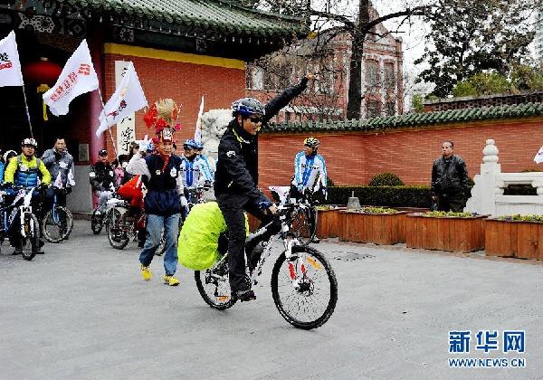 上海一志愿者單騎環(huán)中國邊境線騎行愛心募款助學(xué)