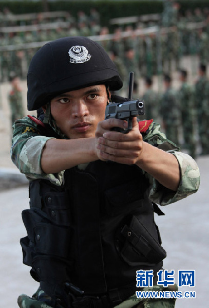 烈日下,武警上??傟牽嗑毞唇? style=