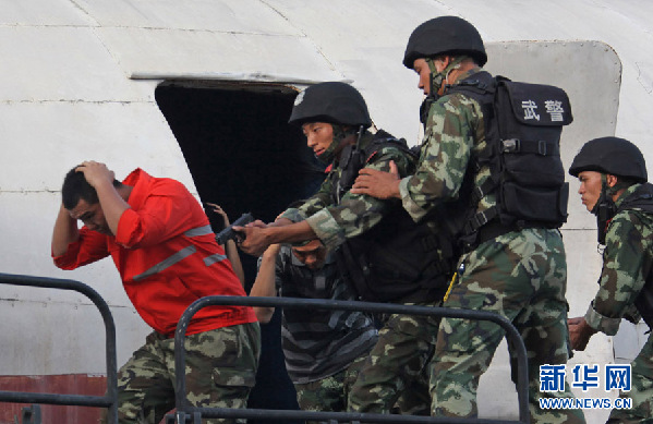 烈日下，武警上?？傟?duì)苦練反劫