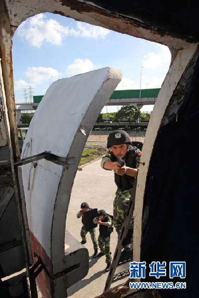 烈日下,武警上??傟?duì)苦練反劫