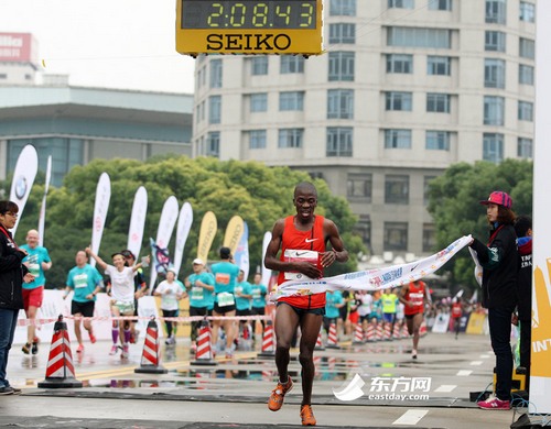 2014“上馬”雨中鳴槍 3萬5千人參賽創(chuàng)歷史新高