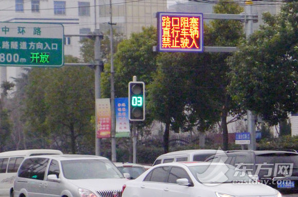 滬交警嚴(yán)查路口違法 電子警察揪出